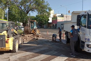 Obras Sanitarias realiza reparaciones en Avda. Almafuerte y 3 de Febrero