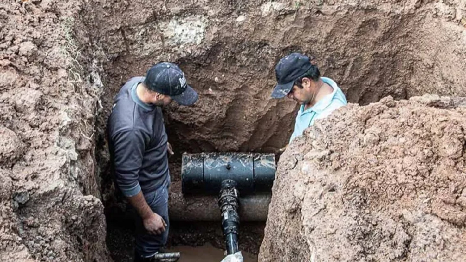 Reparan una cañería de agua en Zanni y Santo Domínguez - Noticias | La ...