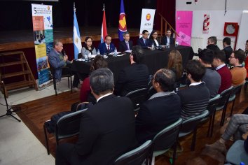 Un centenar de estudiantes participaron en Paraná de una conferencia de diplomáticos del Sudeste Asiático