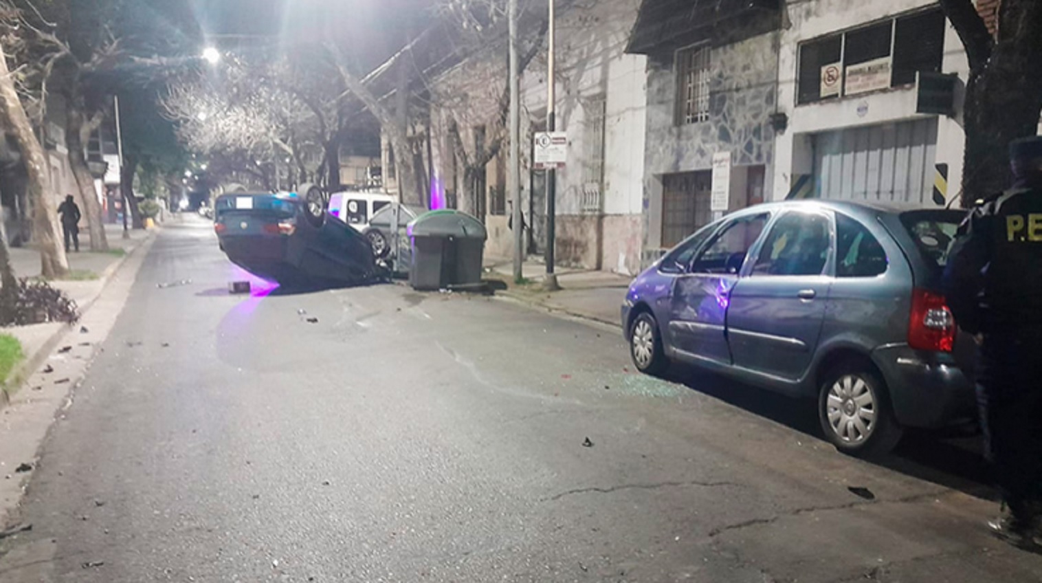Perdió el control del vehículo, volcó y chocó contra un auto ...