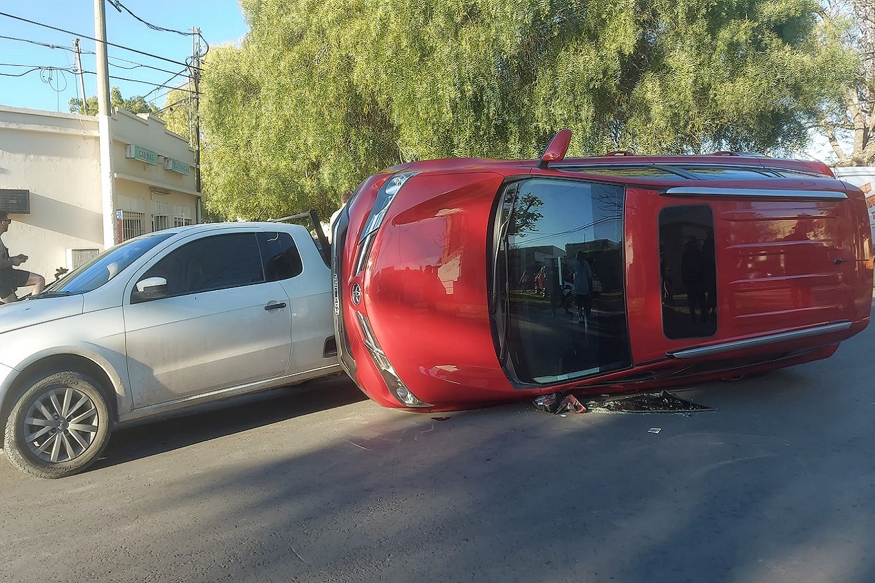 Una mujer perdió el control de su camioneta chocando dos autos ...