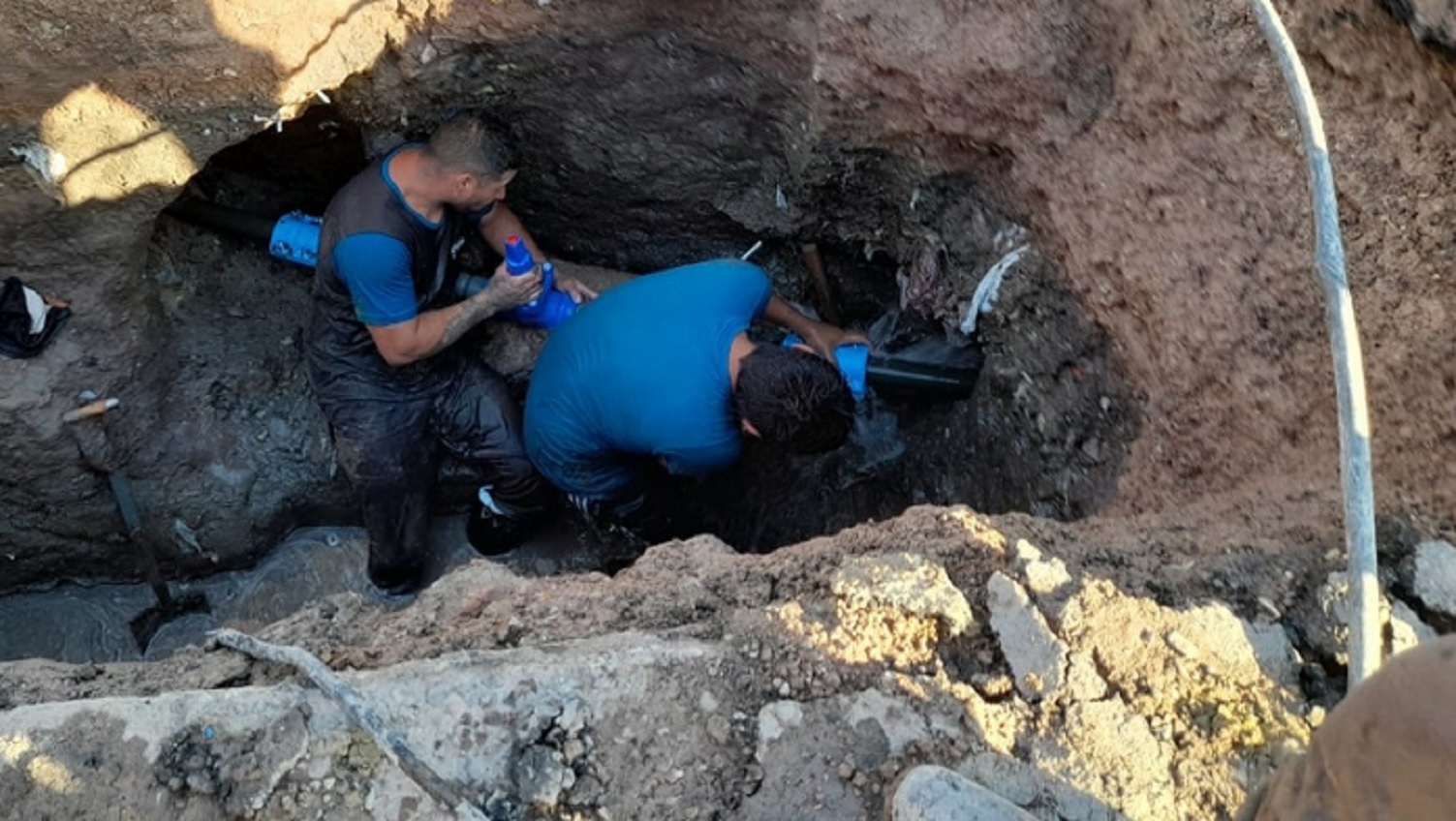 Reparan un caño maestro y podría haber baja presión de agua en sectores de la ciudad