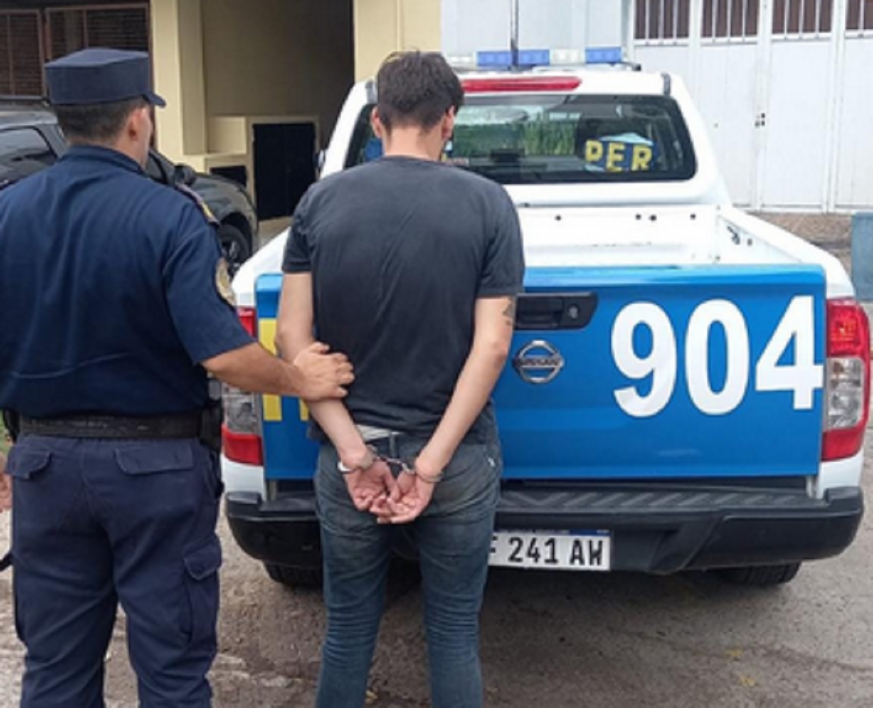 Detuvieron a joven frente a la vivienda de sus padres por violar ...