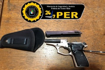 Fue a la comisaría a entregar un arma de fuego