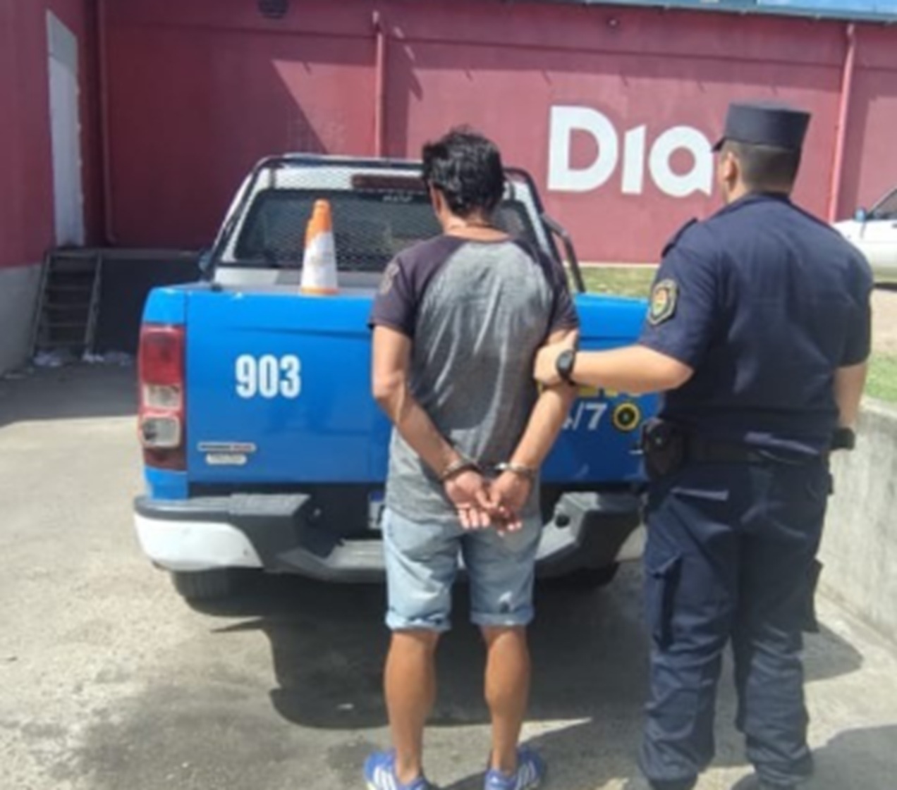 Estaba robando en un supermercado, y cerraron la puerta del local hasta que llegó la policía