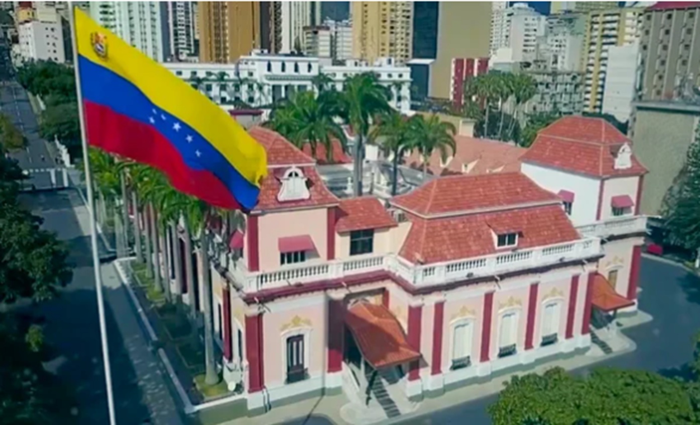 Tensión en la noche de Caracas: la policía disparó contra drones que sobrevolaban Miraflores