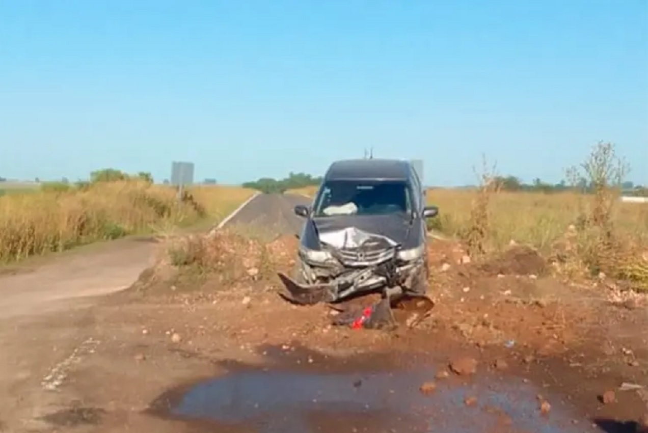 Ruta 18: Chocó contra un montículo de tierra que indicaba un corte