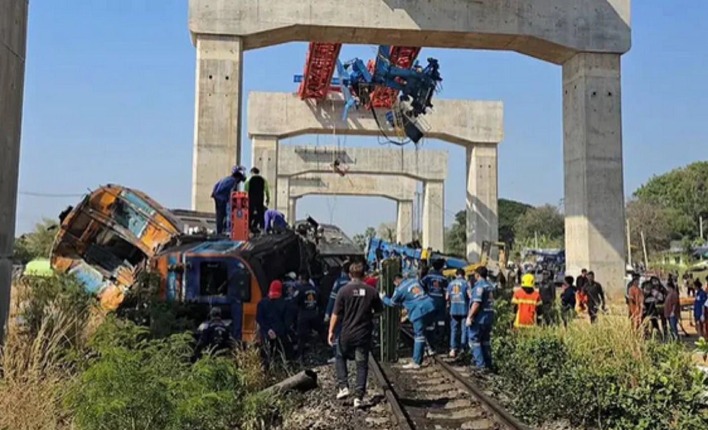 Tragedia en Tailandia: una grúa cayó sobre un tren y dejó al menos 30 muertos y 67 heridos