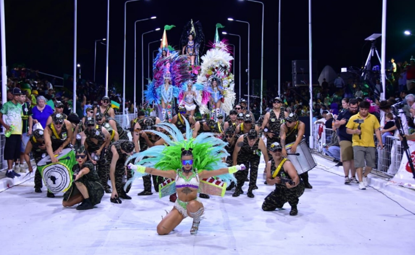Santa Elena vivió la primera noche del carnaval más pasional del país