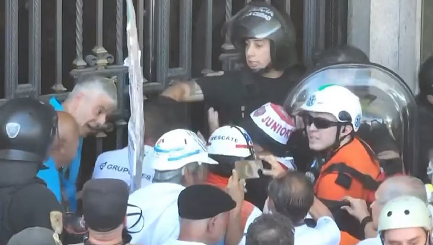Nuevos incidentes en la marcha de jubilados en el Congreso: la policía arrojó gases y hubo heridos