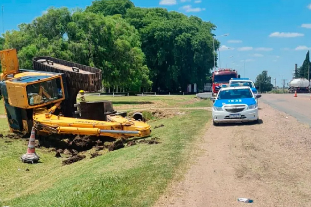Para evitar un choque: Conductor de un camión maniobró y se le cayó la retroexcavadora que transportaba