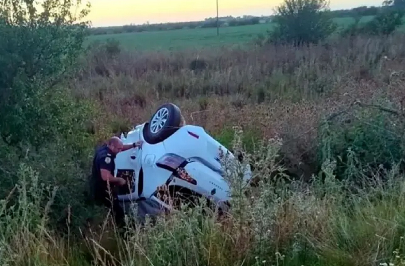 Ruta 20: Joven despistó, volcó y quedó atrapado en su vehículo