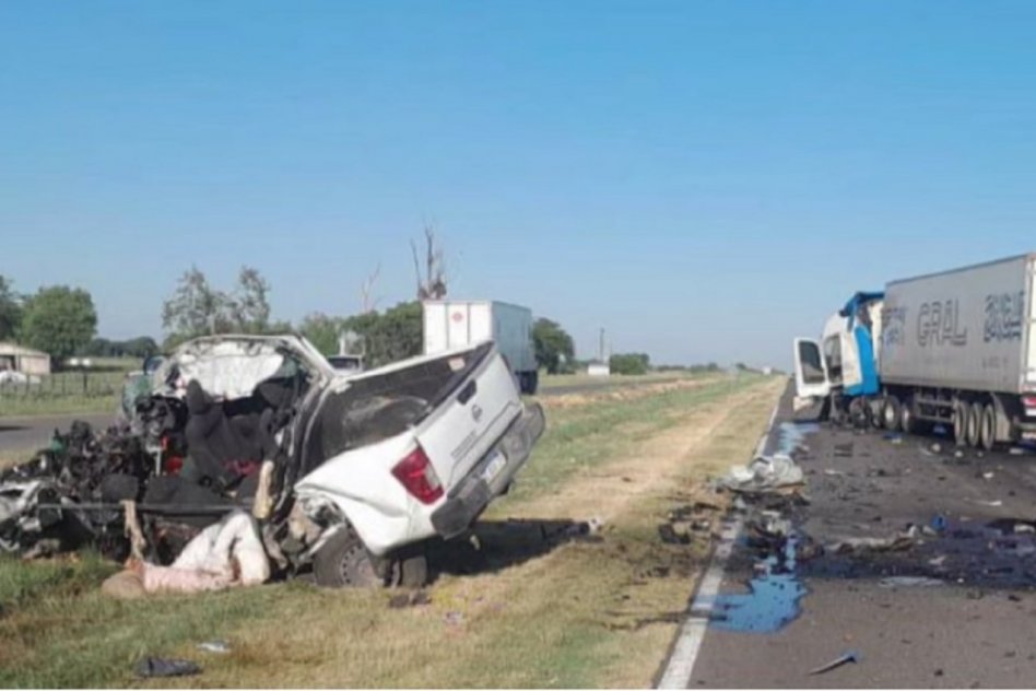 Tres muertos en un choque frontal entre un camión y una camioneta ...