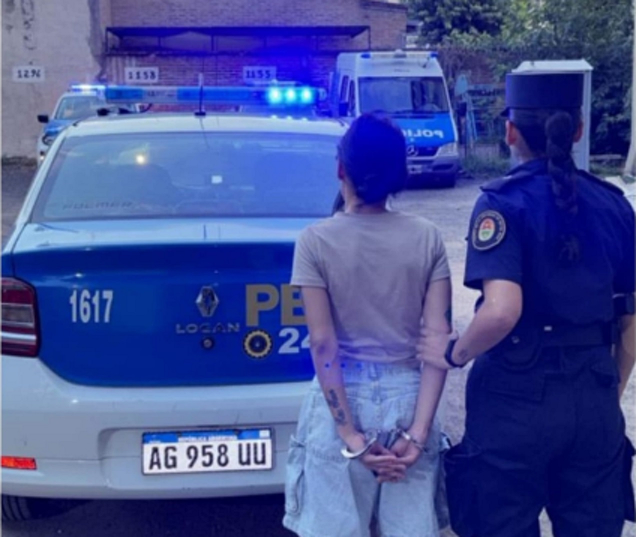 Detienen a mujer que circulaba con ropa con etiqueta en una bolsa