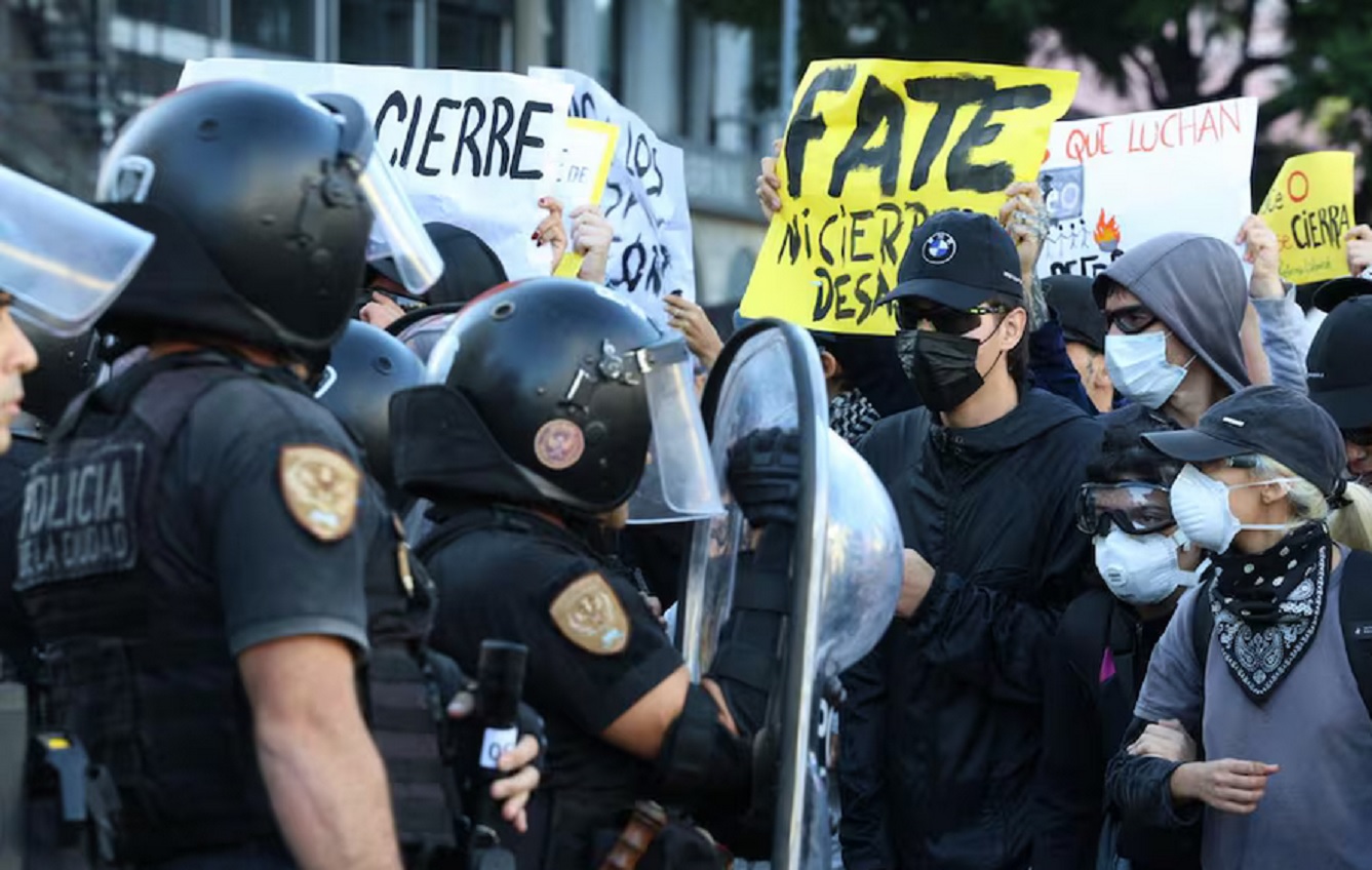 Protesta, hidrantes y una plaza sitiada