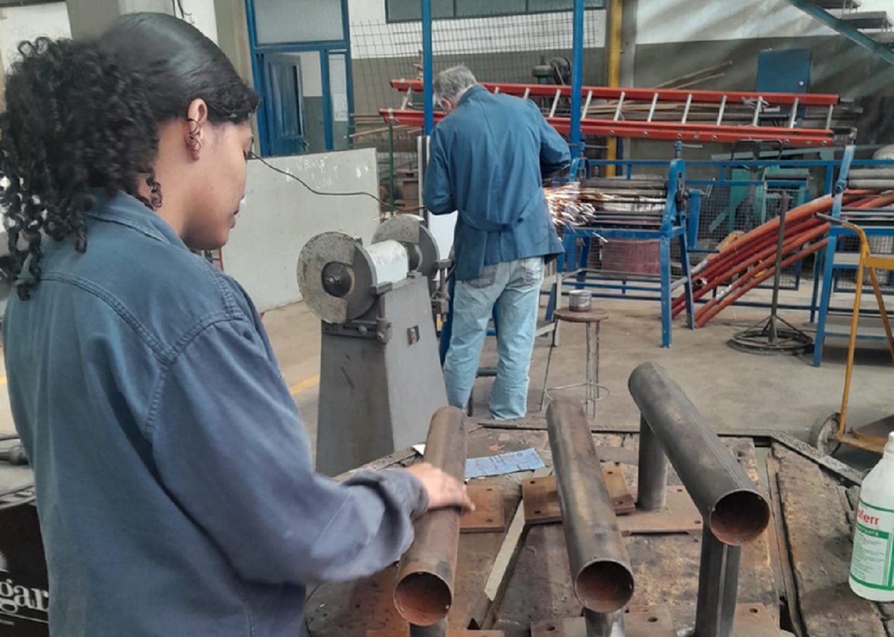 Alumnos de la EET Quirós pusieron en valor máquinas de ejercicios en la zona del puerto
