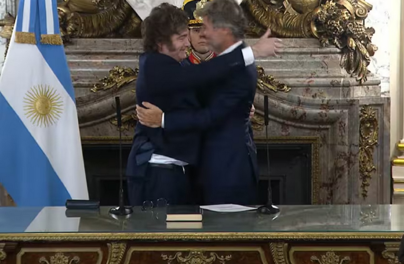 El abrazo de Milei con la casta