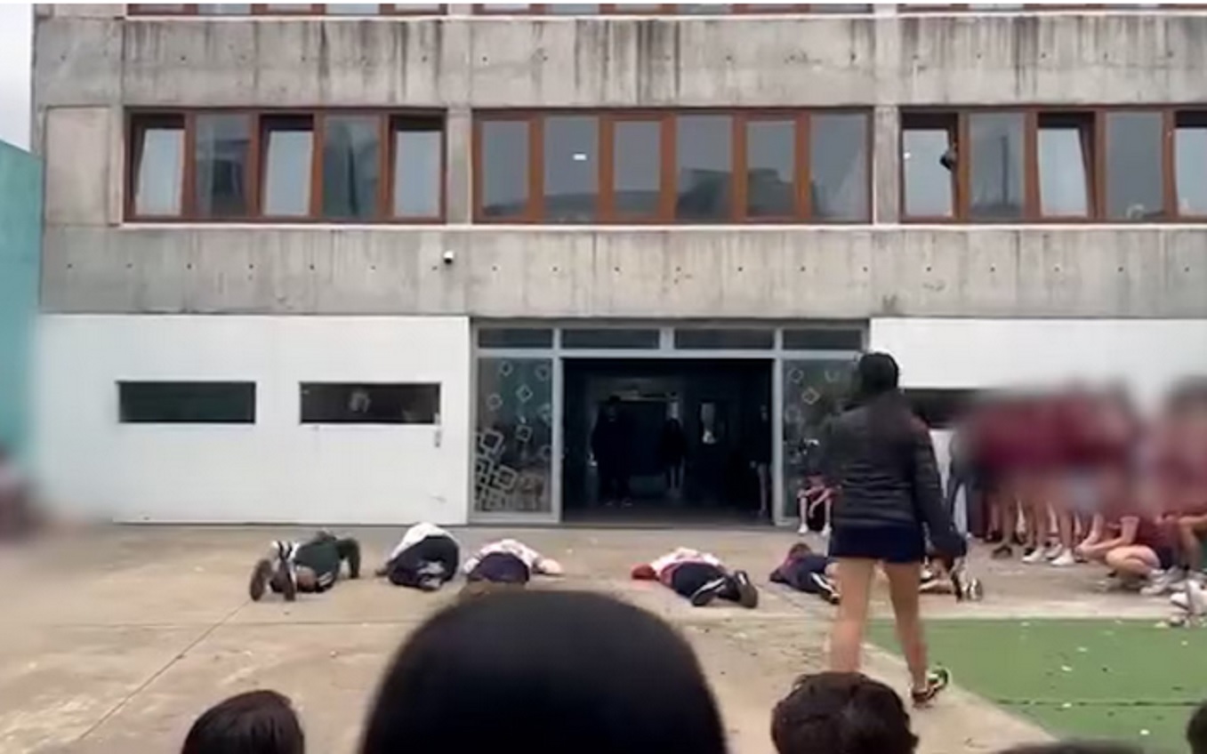Alumnos de dos colegios simularon el fusilamiento de compañeros para presentar sus buzos de egresados