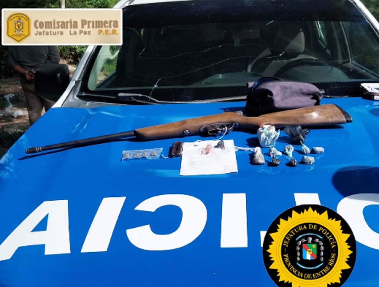 Trasladaban un arma en un carrito y drogas entre sus pertenencias