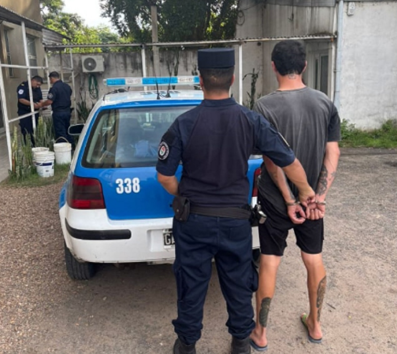 Transportaba dos tirantes de madera y fue detenido