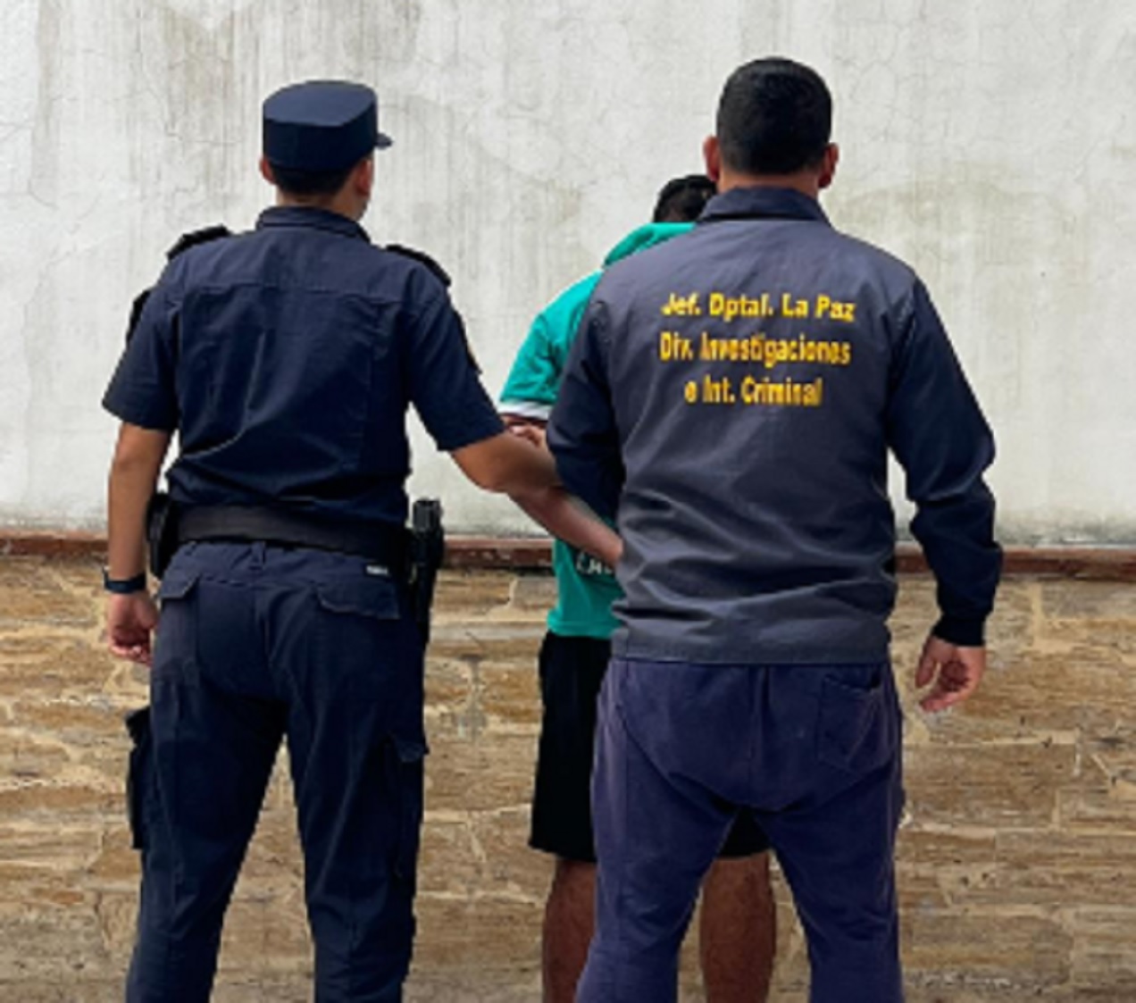 Sustrajo un celular del interior de un vehículo y fue detenido