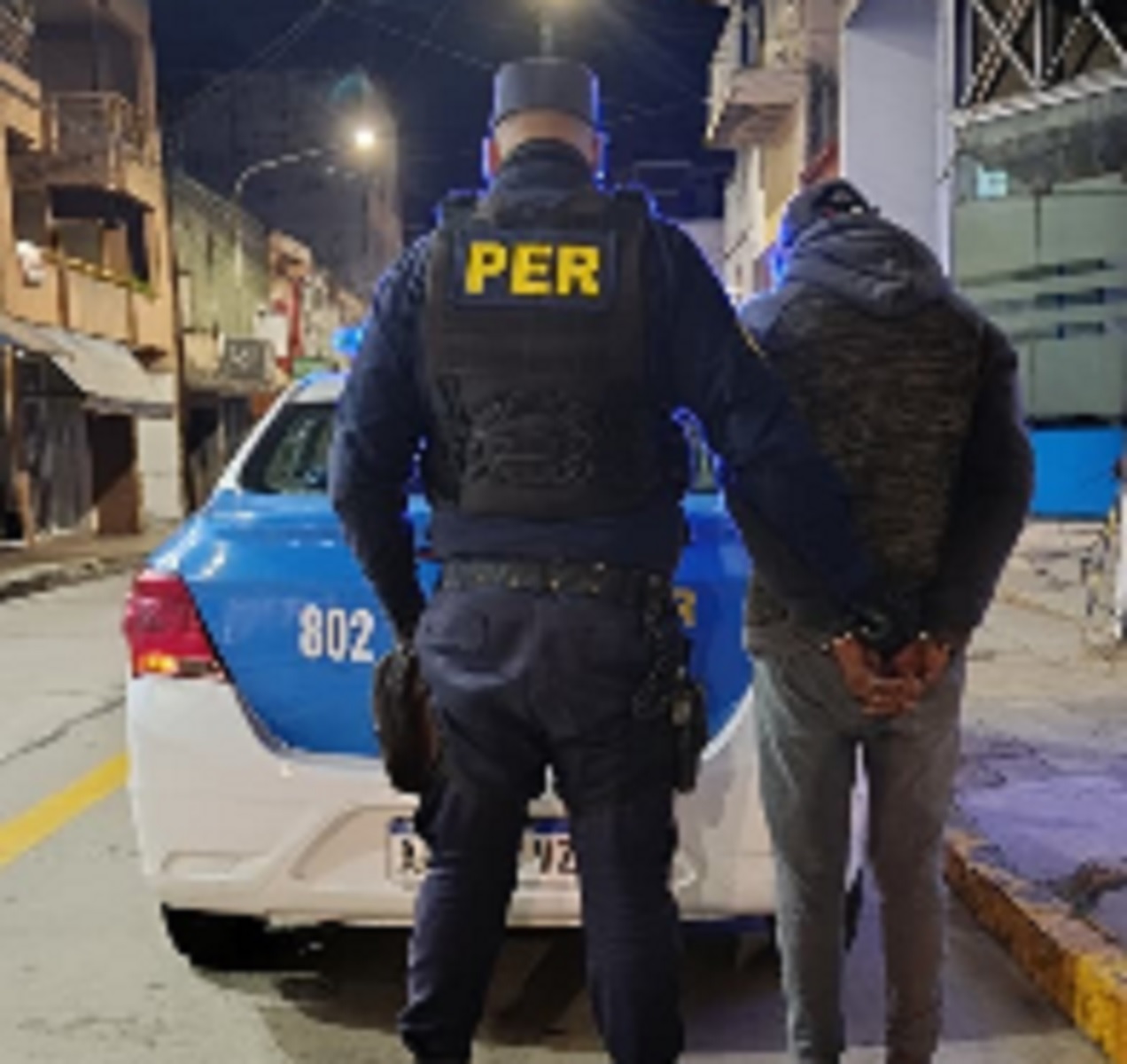 Ingresó a un complejo de departamentos, robó una computadora y lo detuvieron