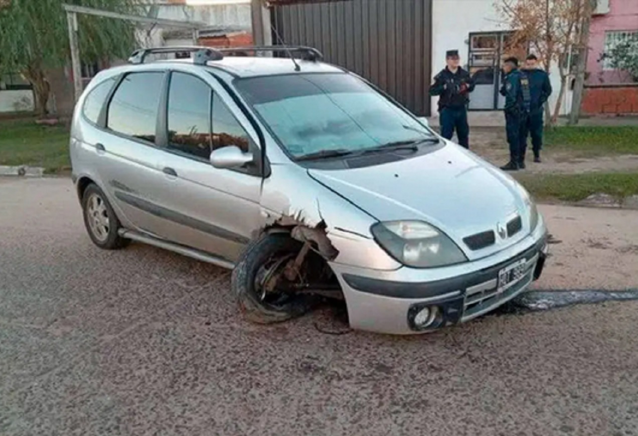 Auto esquivó un montículo de tierra y colisionó contra un poste de alumbrado
