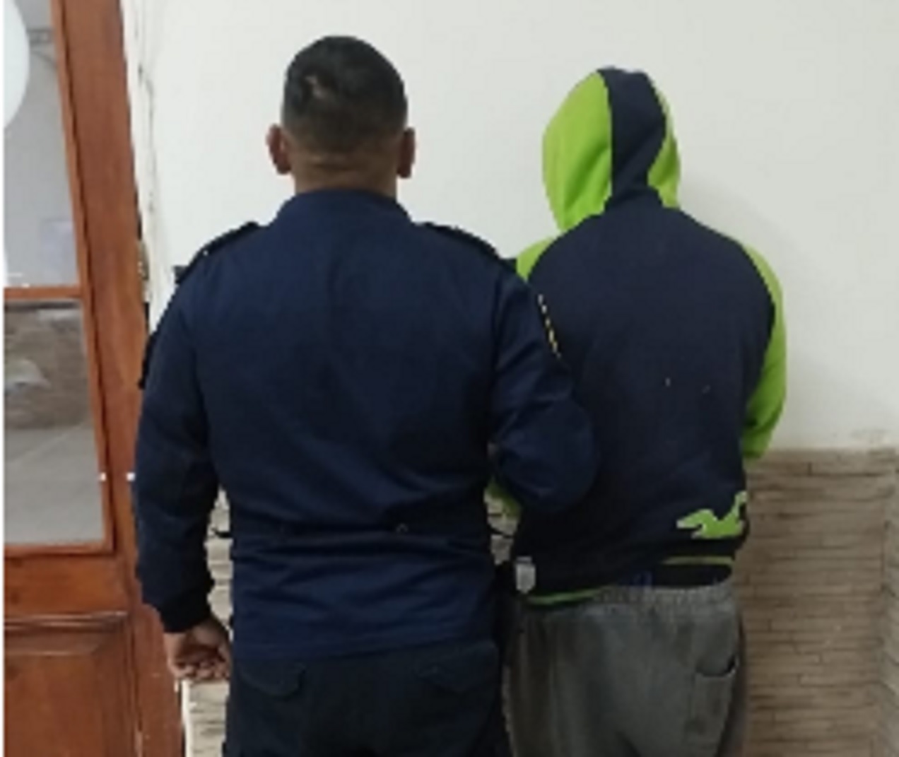Detenido por resistencia a la autoridad. Tenía una herida de arma de fuego en la muñeca