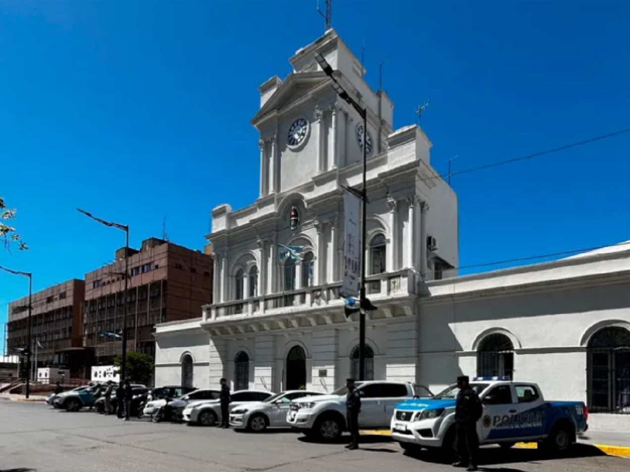 Agredió a su ex pareja, atacó a una policía y fue detenido en los techos