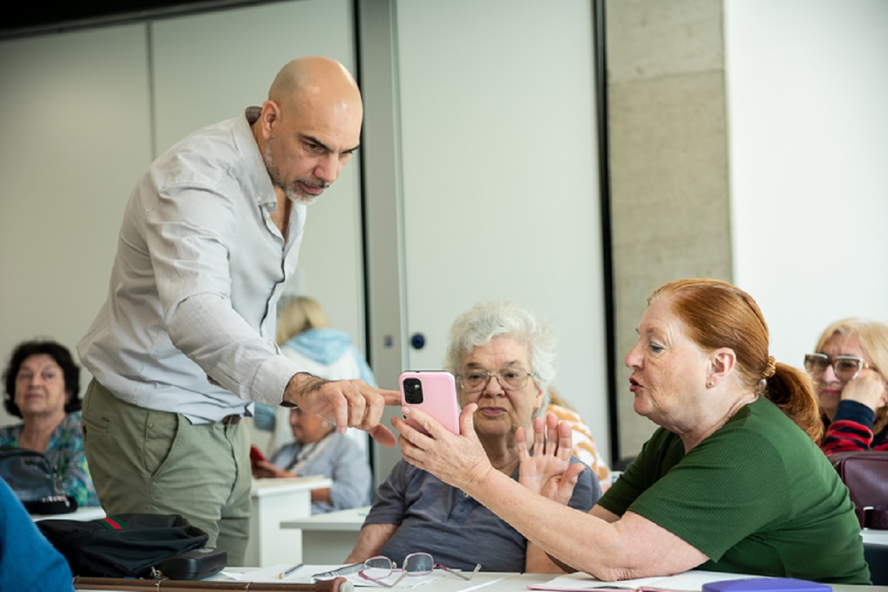 Abren las inscripciones para capacitaciones digitales para adultos mayores