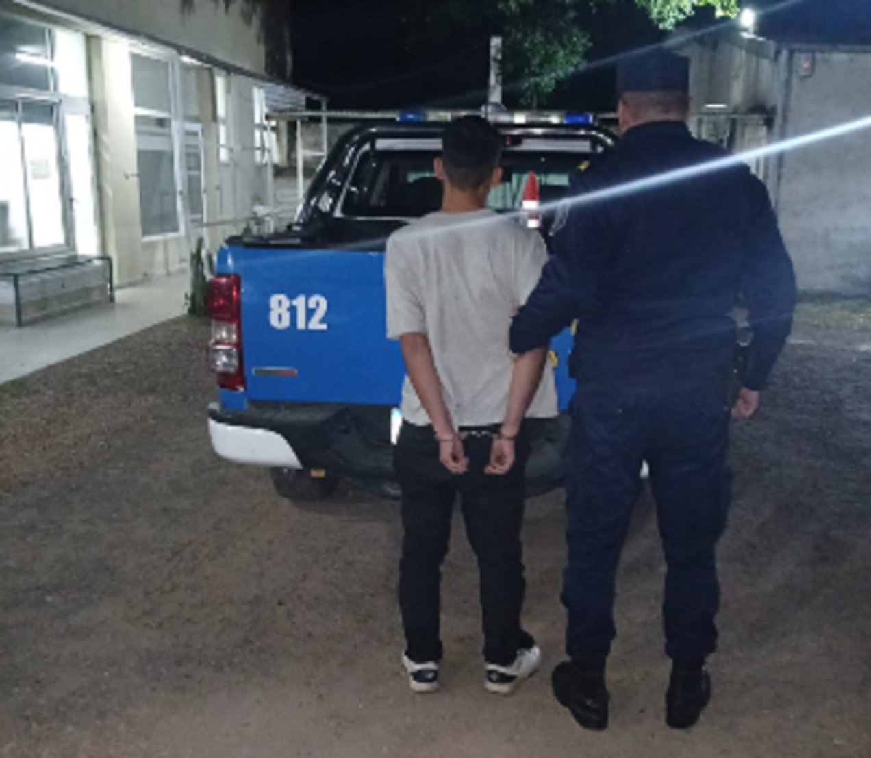 Agredió a policías con un palo cuando intentaban identificarlo