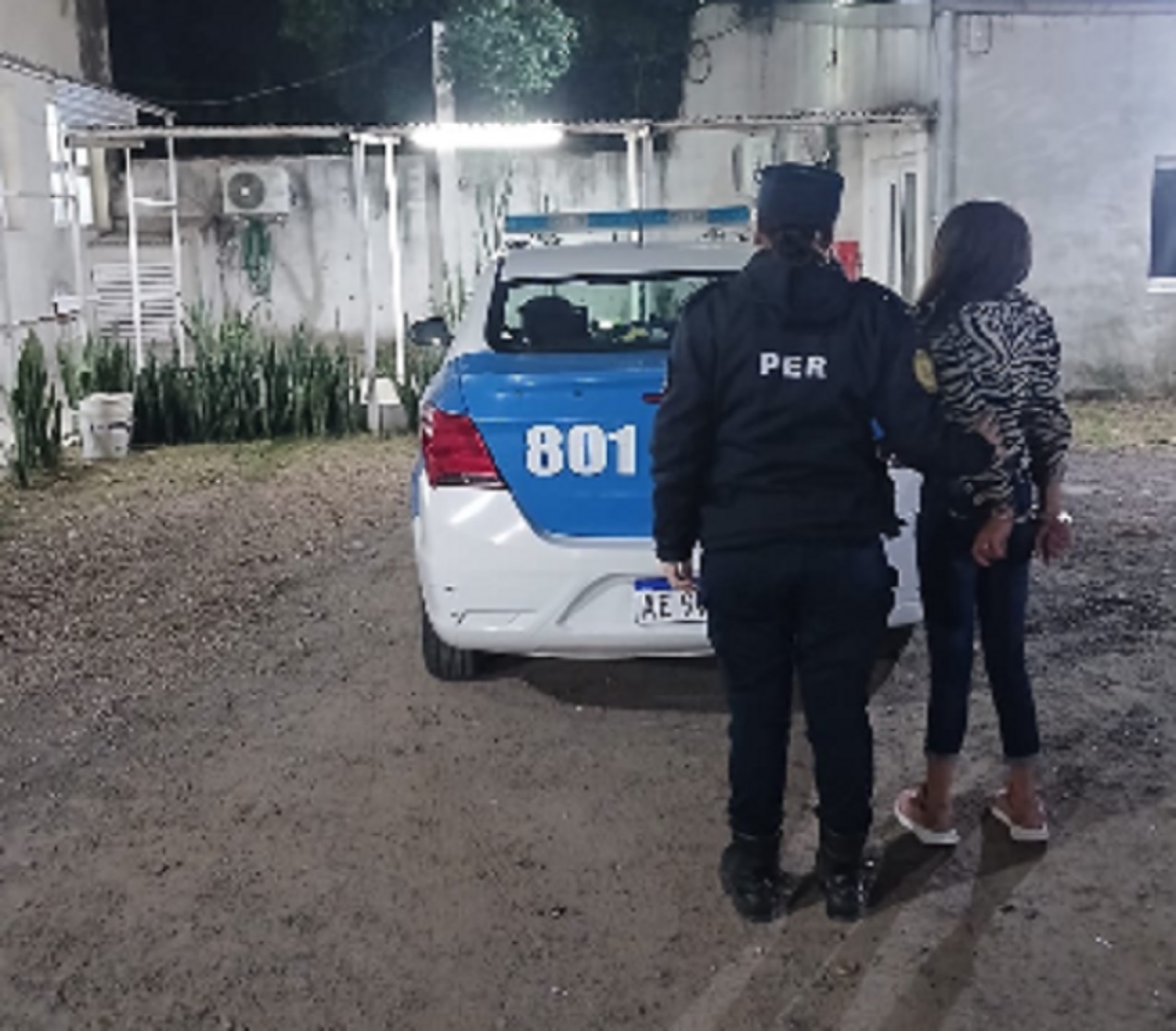 Mujer fue detenida en la vía pública. Pesaba sobre ella pedido de captura