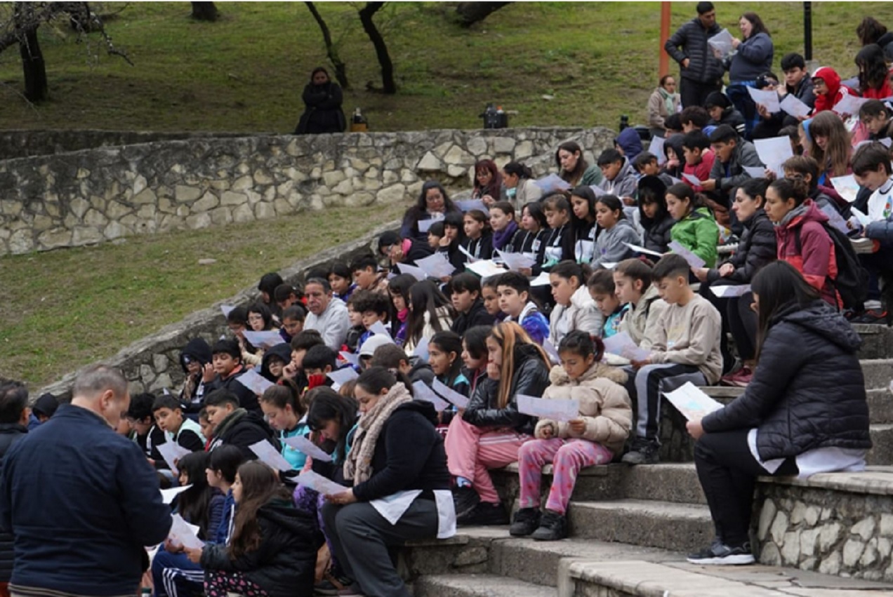 Más de 100 estudiantes participaron de la primera experiencia de deporte de orientación en el Parque Urquiza