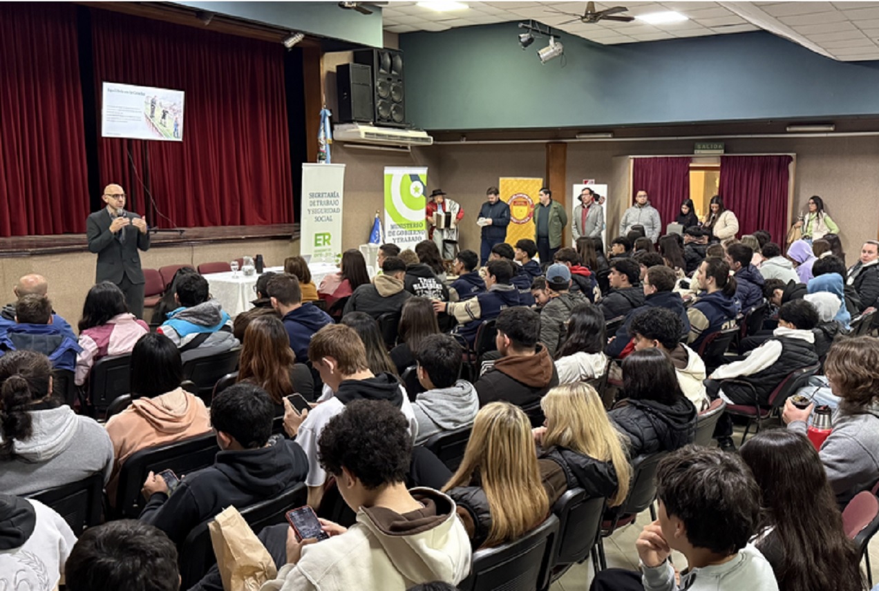 Un centenar de jóvenes de Federal se formaron en derechos laborales y herramientas para su primer empleo