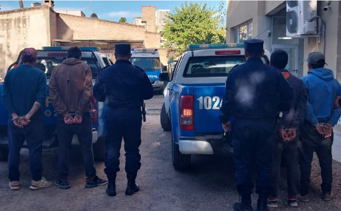 Cuatro mayores y un menor robaron prendas de vestir en una vivienda