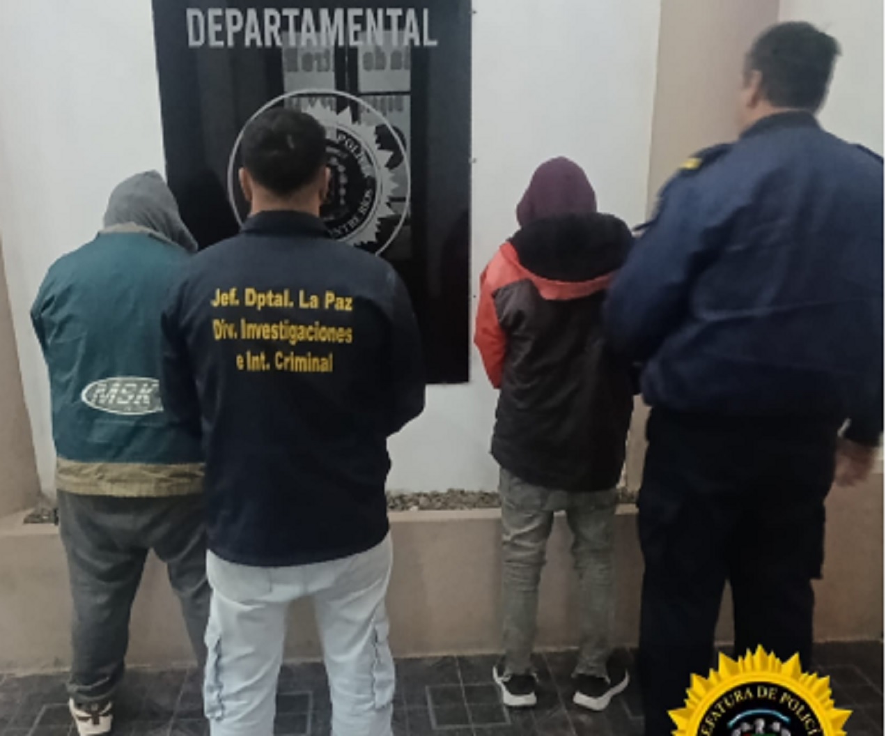 Interceptaron a dos hombres que circulaban con 8 envoltorios de cocaína