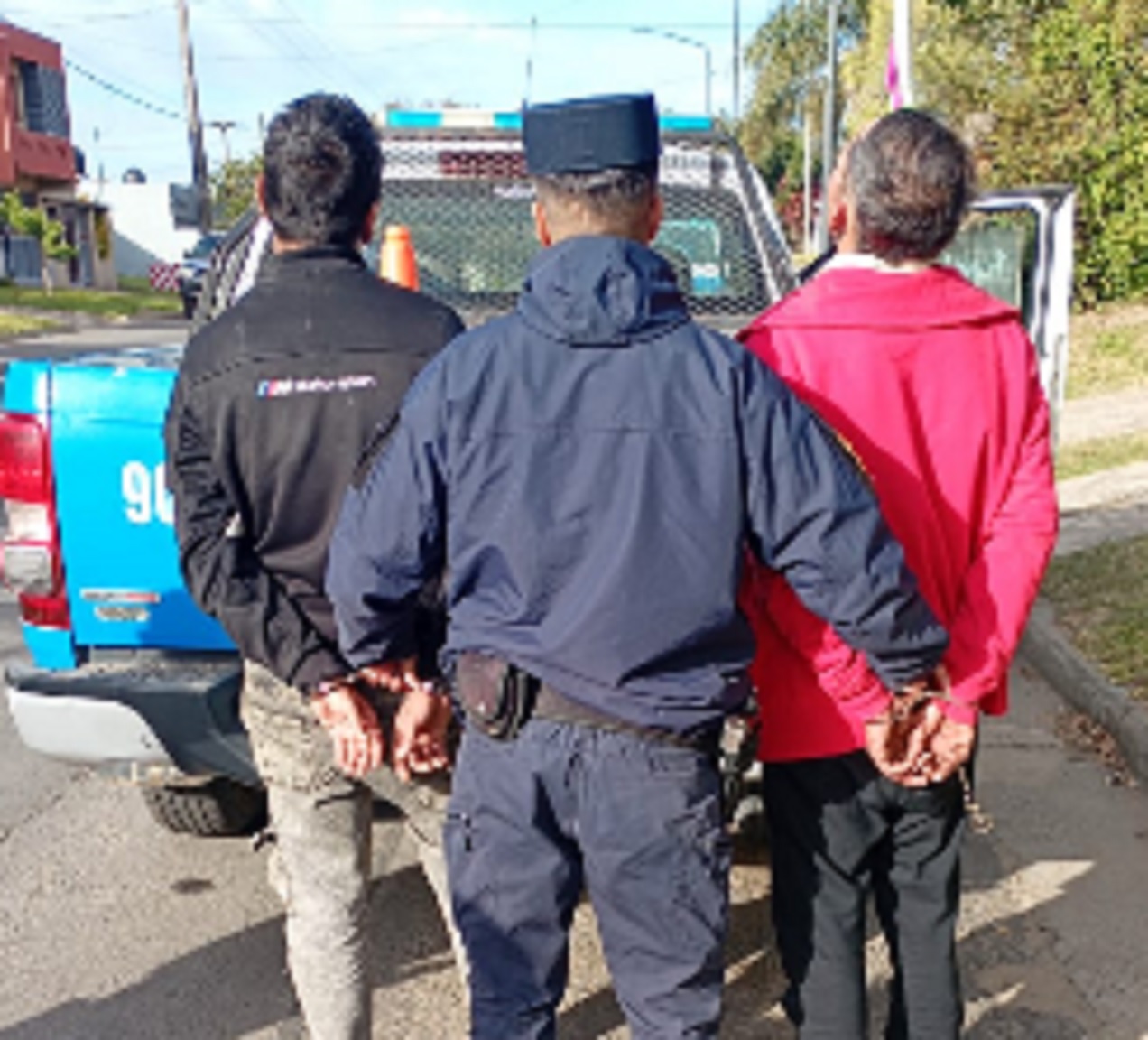 Dos detenidos. Trasladaban una reja de grandes dimensiones que habían robado en una vivienda