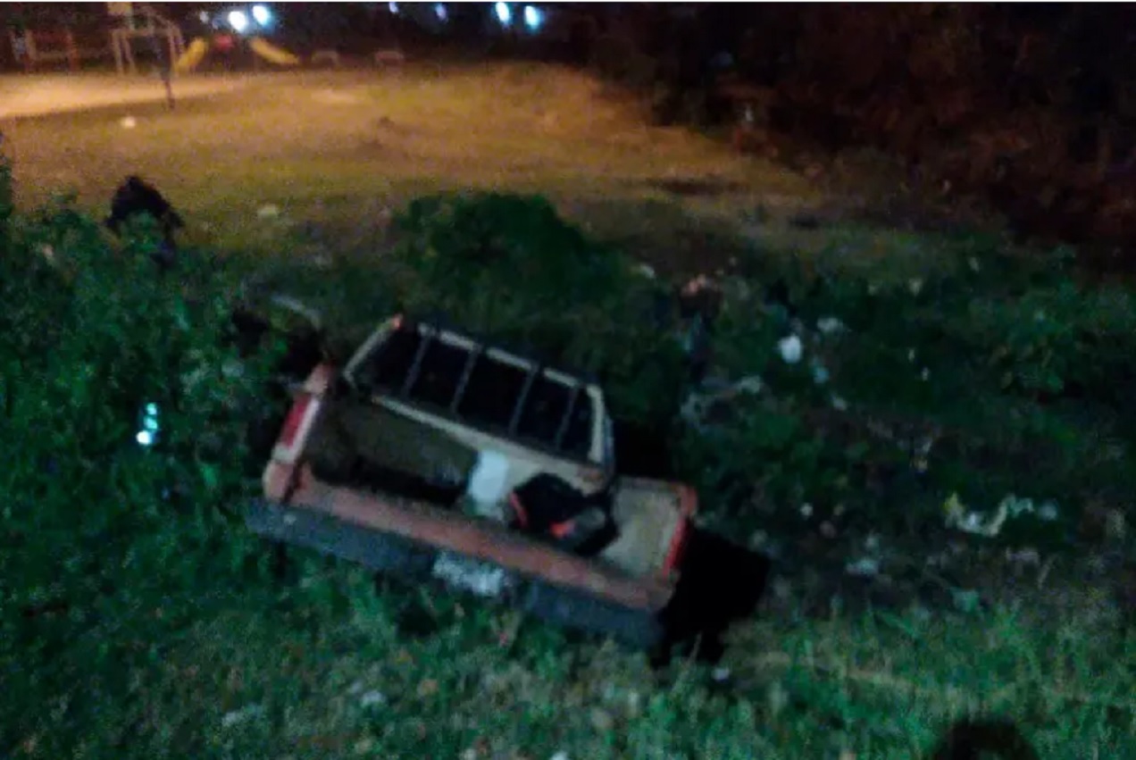 Camioneta cayó a un arroyo desde un puente