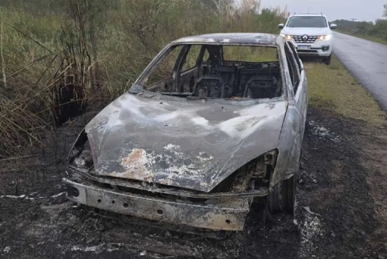 Auto se incendió en la ruta y quedó totalmente destruido