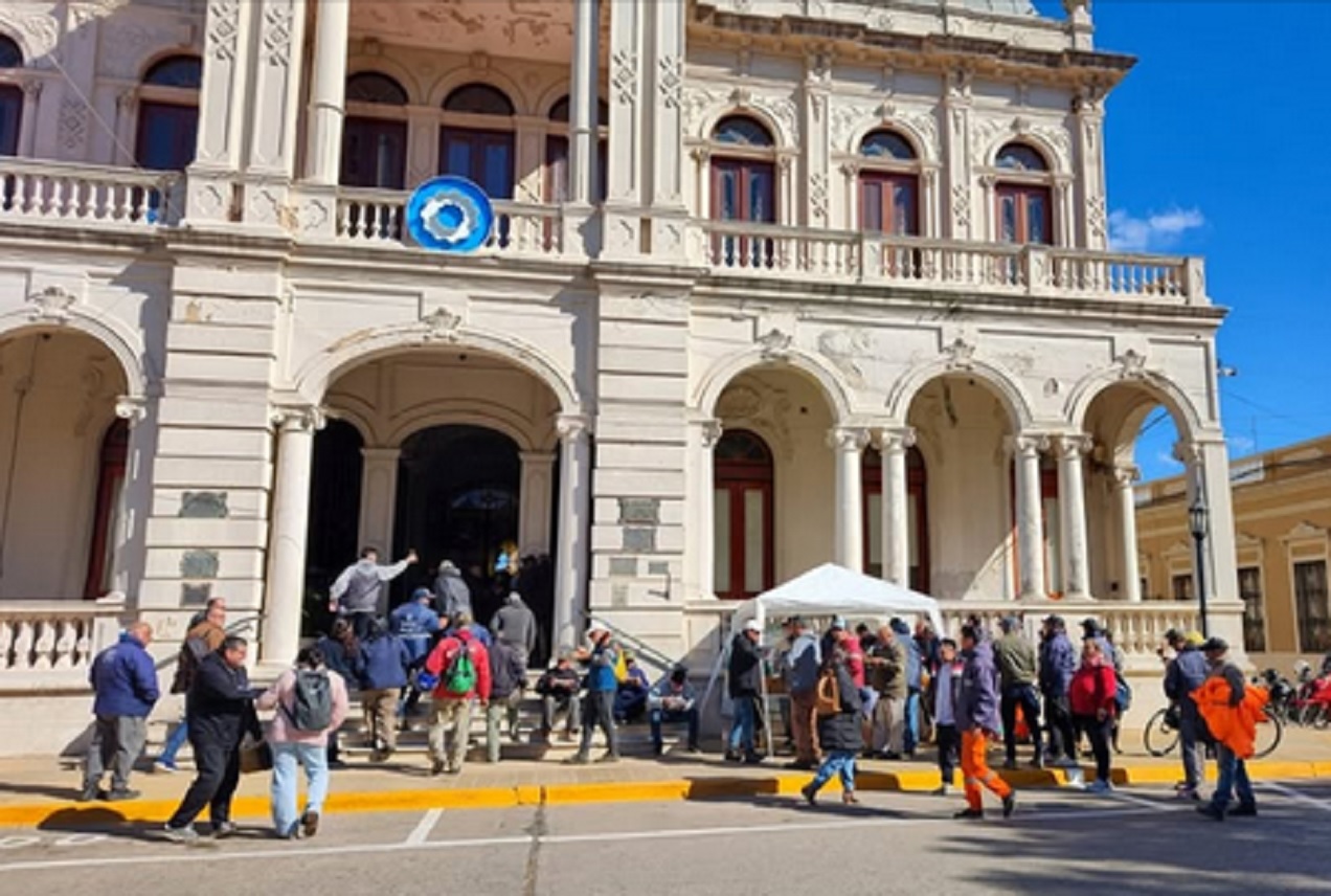 Victoria: Trabajadores municipales se movilizaron frente al palacio municipal