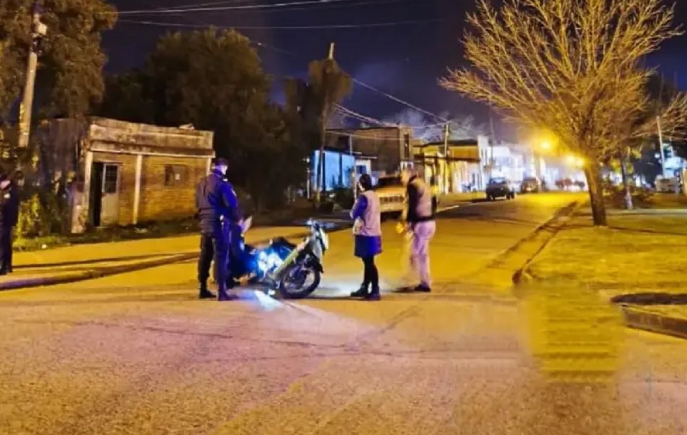 Un motociclista esquivó un control y atropelló a un policía, que fue internado con lesiones