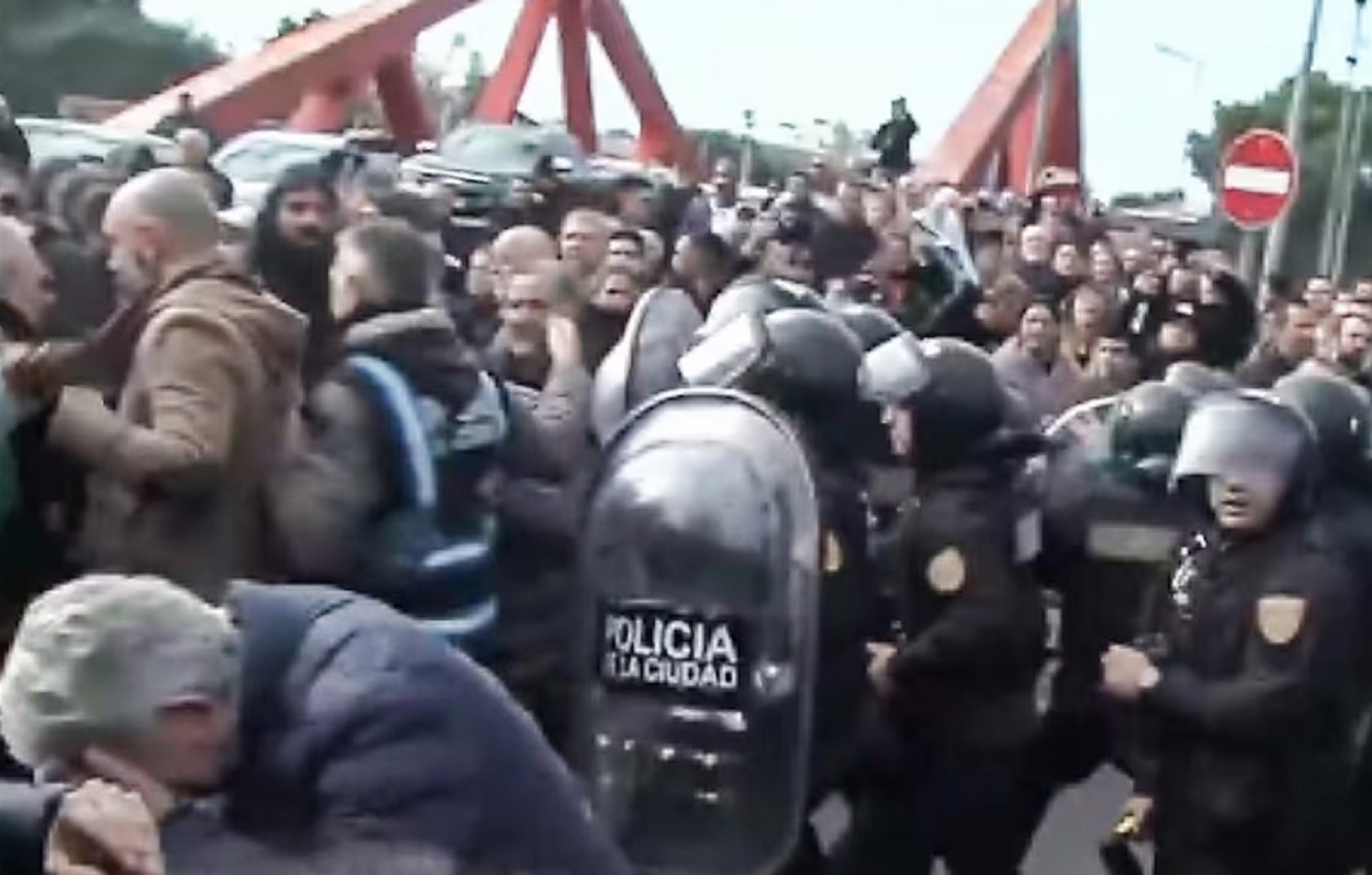Represión frente al INTI contra una protesta por el cierre de 25 mil pymes