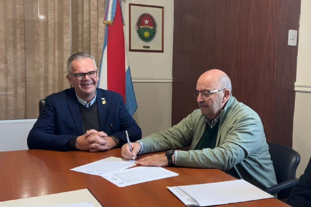 Se firmó el contrato para ampliar la primera escuela de argentina con ladrillos PET