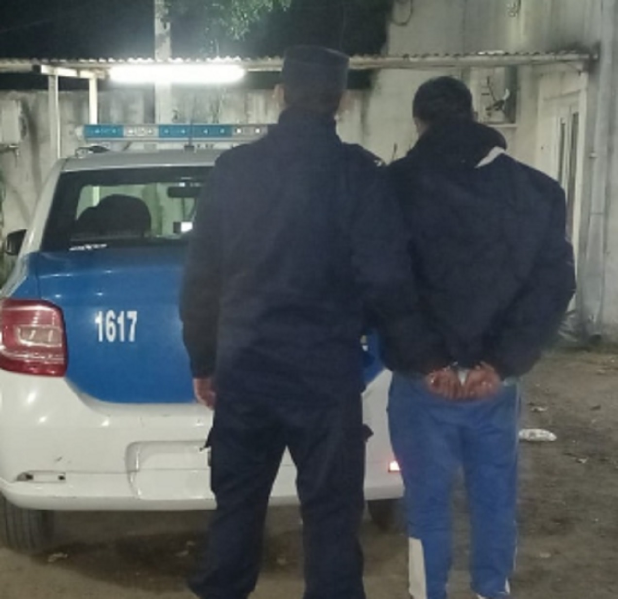 Identificaron a hombre en actitud sospechosa y descubrieron que estaría vinculado con el robo de una moto