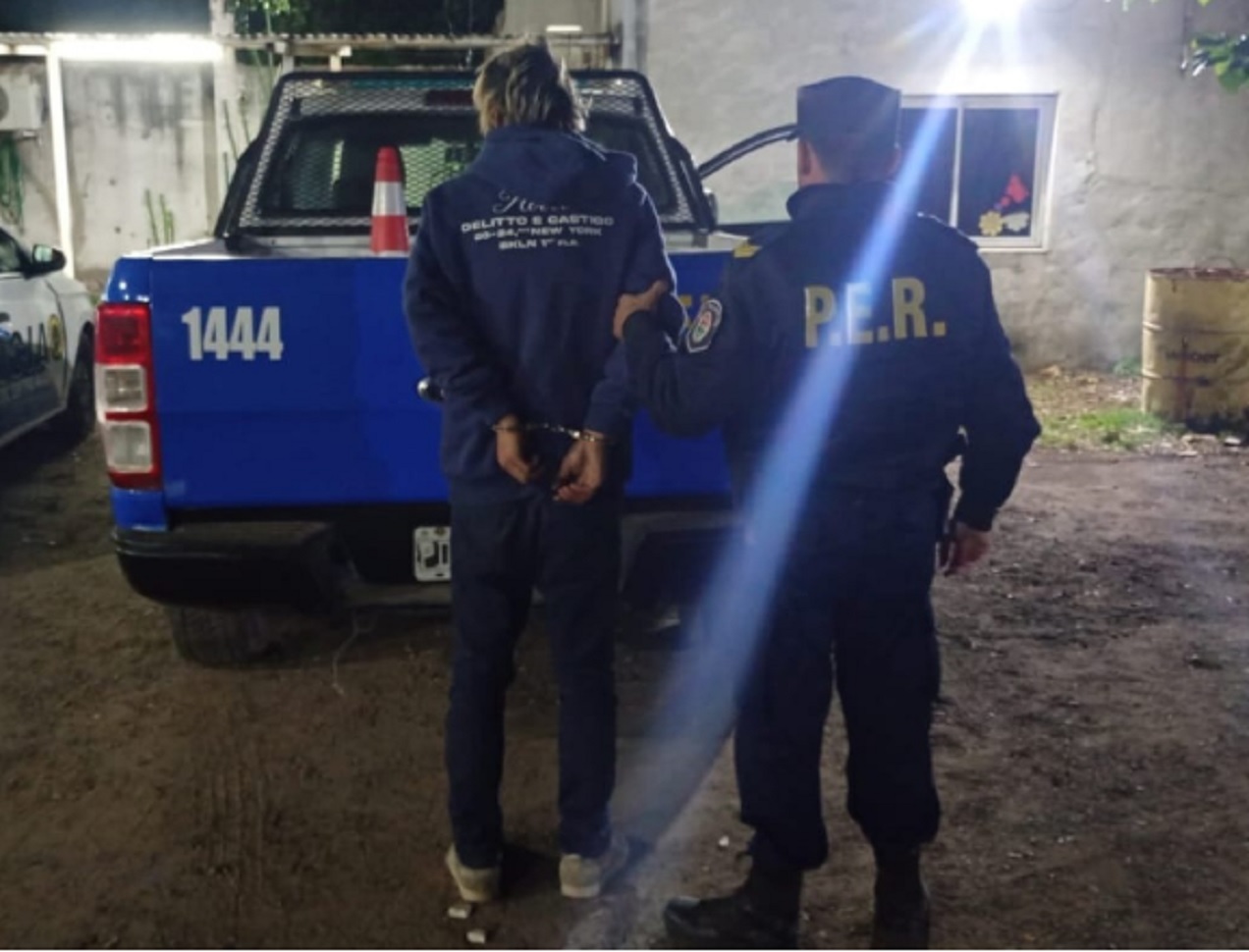 Dos detenidos por intentar abrir con un hierro la puerta trasera de una camioneta