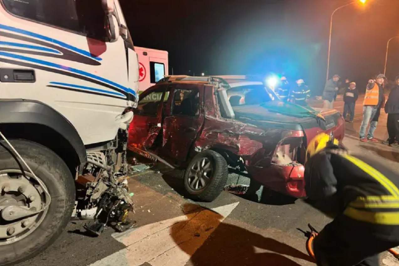 Ruta 16: tres personas fueron hospitalizadas tras choque entre un camión y una camioneta