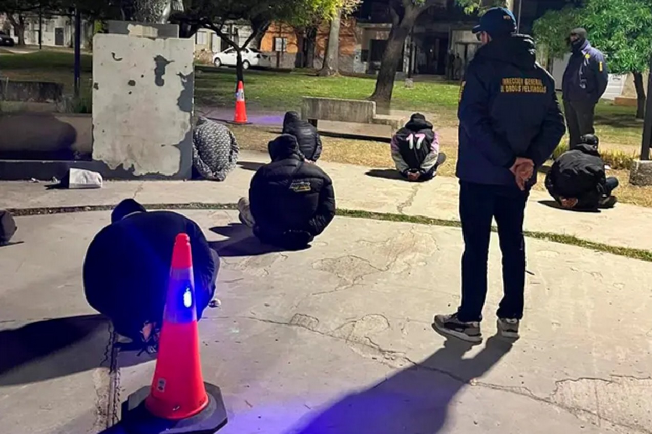 Dos detenidos por vender drogas en una plaza y en una vivienda