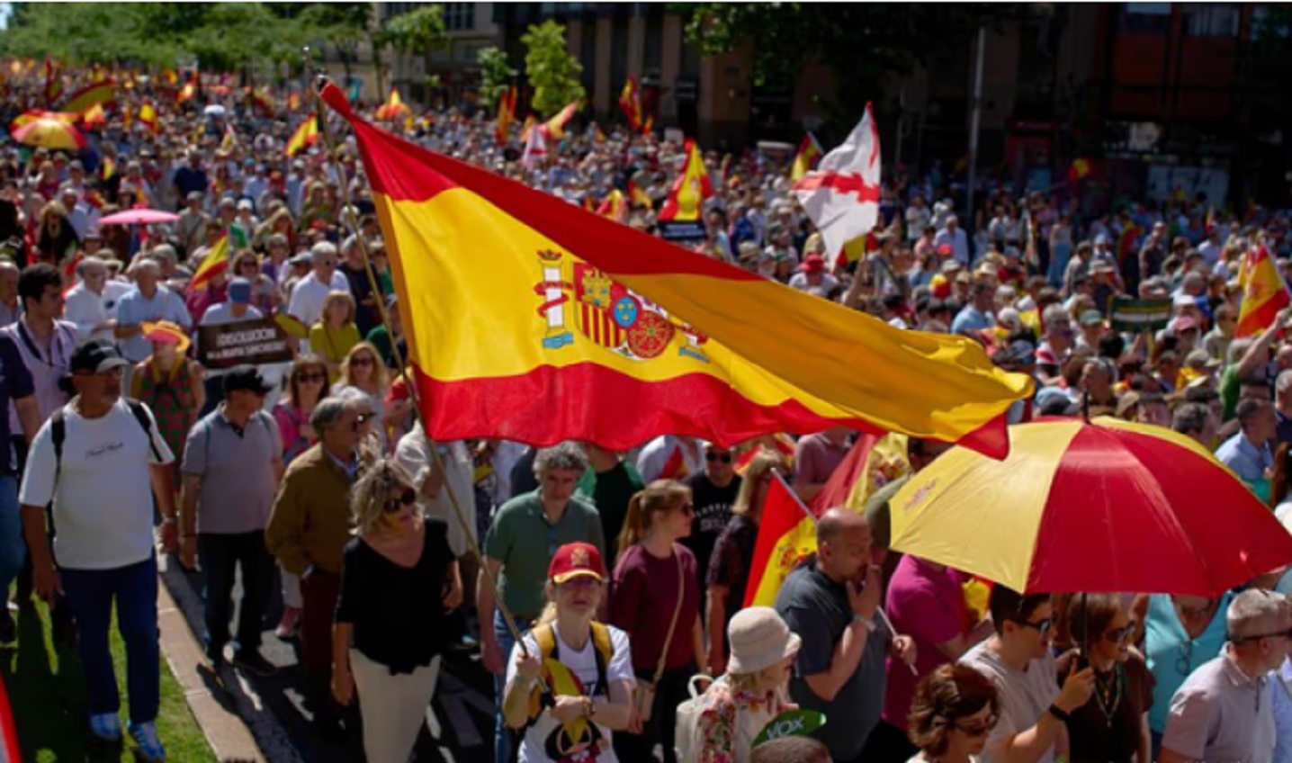 Una multitud copó las calles de Madrid para exigir la renuncia de Pedro Sánchez