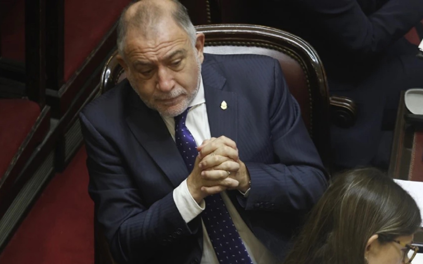 Juez exige la renuncia de Adorni: