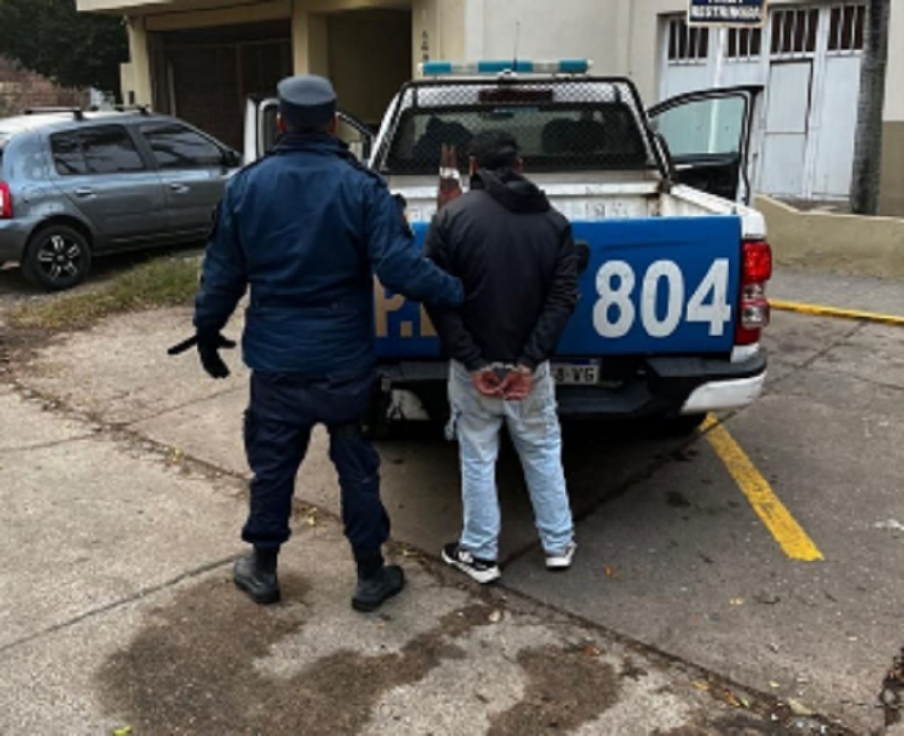 Sustrajo elementos de un vehículo estacionado y fue detenido